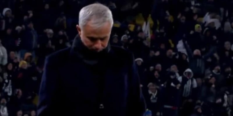 "Mourinho salta con noi", lo Stadium spietato: stavolta Jos&eacute; &egrave; il Silent One, un'immagine dice tutto