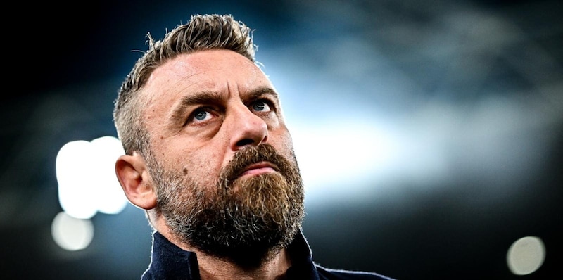 De Rossi gi&agrave; in ritiro a Roma per la sfida con la Lazio: ecco il motivo