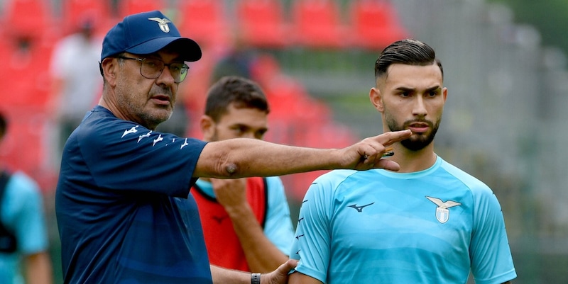 Sarri torna in panchina dopo l'operazione: come sar&agrave; la nuova Lazio senza Castellanos