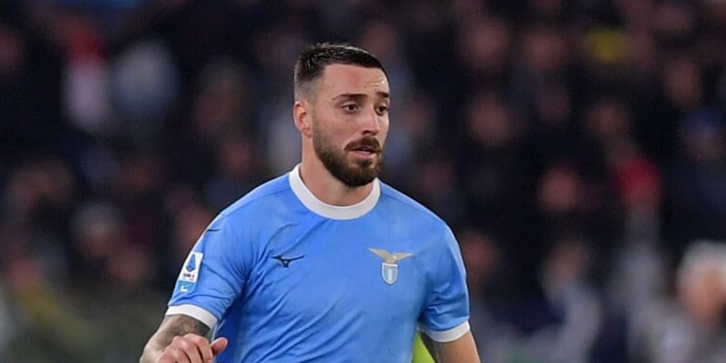 &nbsp;Mercato Milan, la difesa &egrave; la priorit&agrave;: piace Gila, ma la Lazio spara alto. Le cifre e cosa filtra&nbsp;