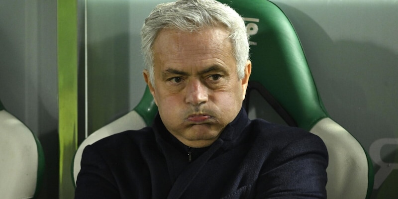 Spalletti cade a Cagliari, Mourinho vince e si scatena prima di Juve-Benfica: "Dico molte sciocchezze ma..."