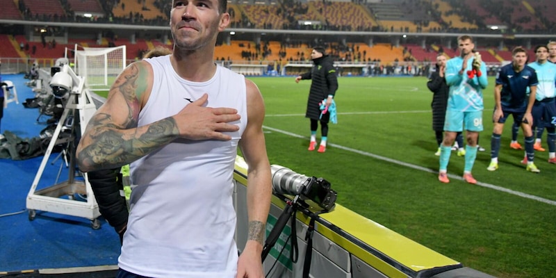 La mossa di Sarri verso il Genoa che apre all'addio di Romagnoli: nella Lazio convocato Maldini