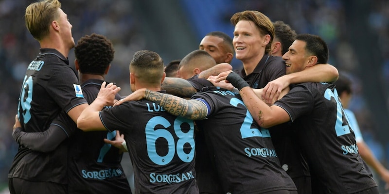 Napoli troppo forte, la Lazio perde la testa: Conte torna a -1 da Allegri