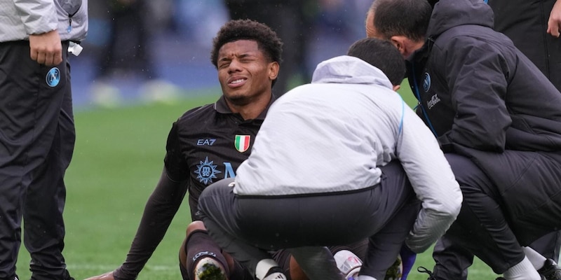 Neres, l'esito degli esami alla caviglia: come sta e quante partite pu&ograve; saltare con il Napoli