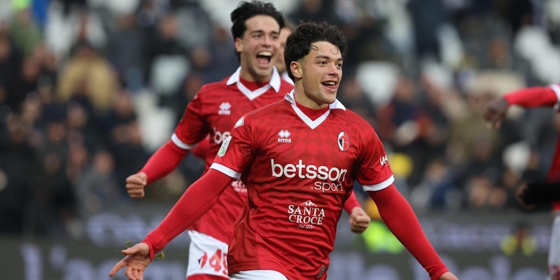 Serie B, colpo del Bari a Cesena. Davanti si corre: vincono Frosinone, Venezia e Monza