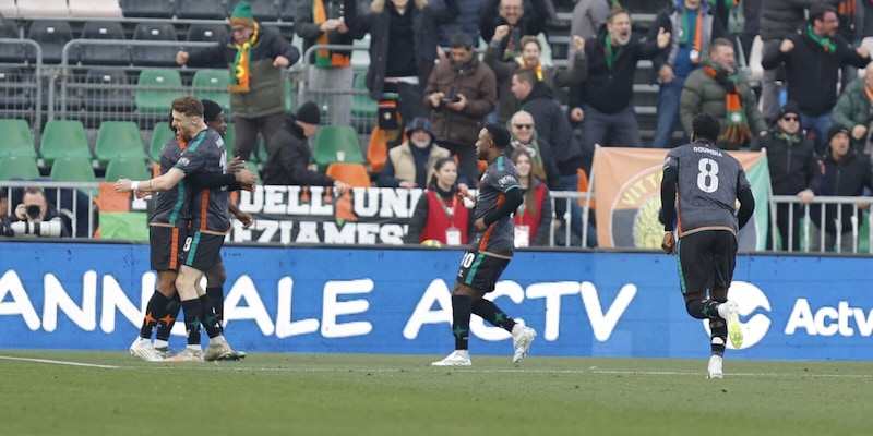 Monza e Frosinone si rallentano, 2-2 pirotecnico e il Venezia ne approfitta: tris al Catanzaro