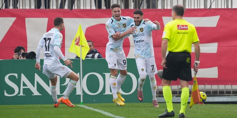 Serie B, il Frosinone riacciuffa il Monza. L'Avellino cade al Partenio: colpo Carrarese
