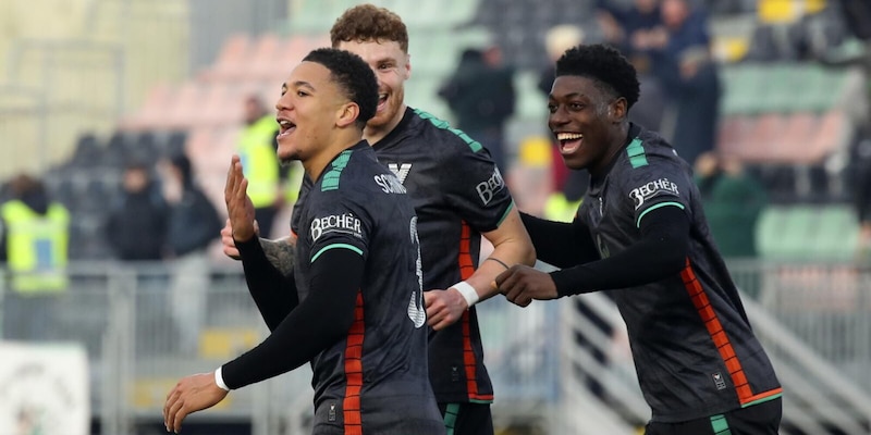 Il Venezia batte la Carrarese e torna in vetta: Stroppa sorpassa il Frosinone, frenato dall'Entella