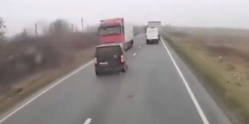 Tragedia in Romania, morti sul colpo sette tifosi Paok e altri tre gravissimi: incidente terribile