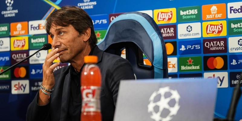 Conte e il problema degli infortuni: "Attaccanti? Uno ce n'&egrave;...". Poi svela cosa aveva nella borsa