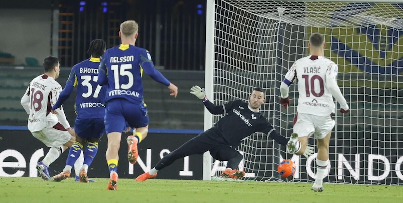 Simeone la sblocca, Casadei e Njie la chiudono: il Torino vince a Verona e aggancia il Sassuolo