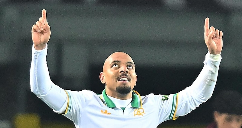 Malen show, ovazione dei tifosi romanisti all'uscita dal campo: il primo coro e la sua reazione