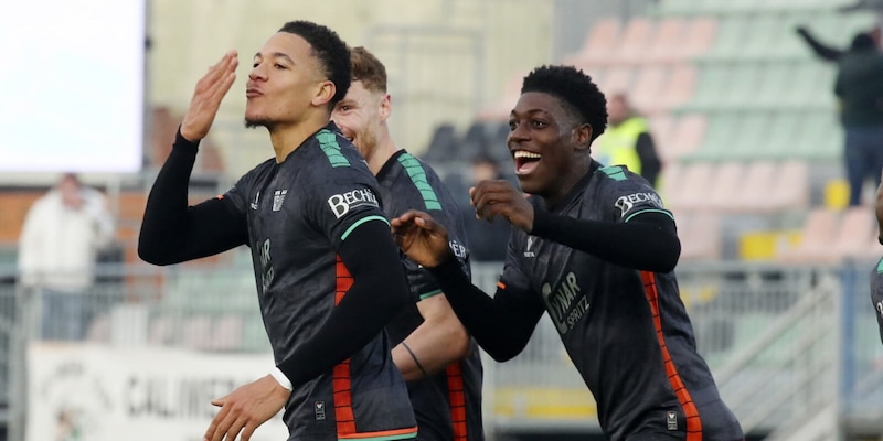 Il Venezia sorpassa il Frosinone in vetta: l&rsquo;ex Juve non basta alla Carrarese. Colpo Samp