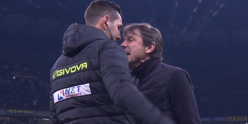 Conte espulso, furia a San Siro contro Doveri e il VAR: la frase urlata in faccia dopo il rigore