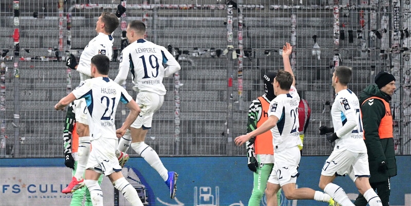 L'Hoffenheim non si ferma: battuto in 10 il Werder di Mbangula. Un rigore al 93' frena il Lipsia