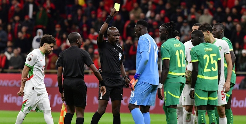 Clamoroso: rigore Marocco al 98&rsquo;, Senegal esce dal campo. Poi torna e Brahim sbaglia il cucchiaio!