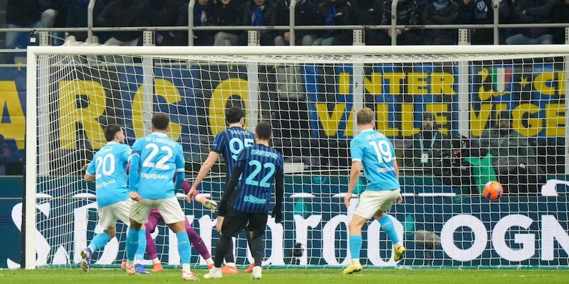 Serie A, Inter-Napoli 2-2: McTominay show, Chivu resta a +4. Conte furioso ed espulso
