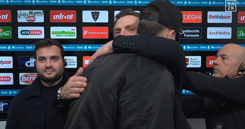 Di Francesco e Camarda, l'abbraccio a sorpresa davanti alle telecamere: "Ho tre figli e so quello che..."