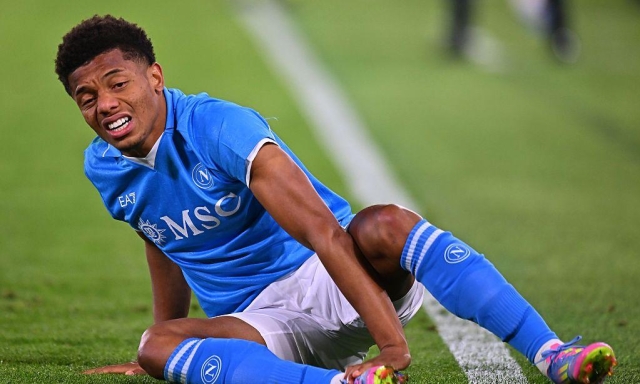 Napoli, infortunio per Neres: l'attaccante lascia il campo zoppicando