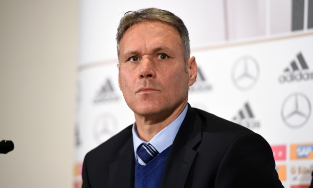 Il cuore di Van Basten, lascia la tv per la moglie malata: "Voglio dedicarmi completamente a lei"