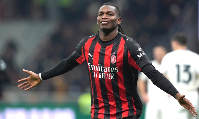 Milan, Leao frenato: ha male all'adduttore, lui vuole giocare ma Allegri ha un piano per gestirlo