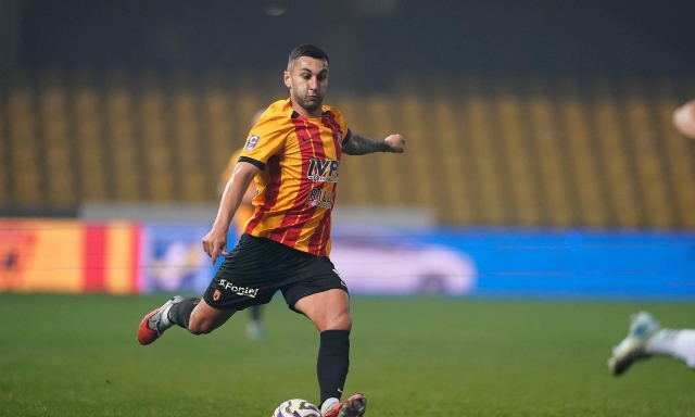 Pazzo Benevento, ribalta il Crotone nel finale e resta primo. Triestina sempre più ultima