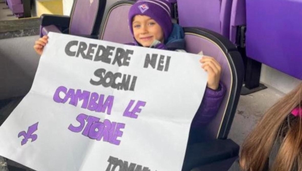 Tifa viola, i compagni lo sfottono. La Fiorentina lo invita allo stadio: "Credere nei sogni..."