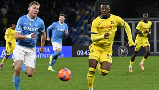 L'arbitro Marchetti convalida, ma il Var annulla il gol di Hojlund per fallo di mano