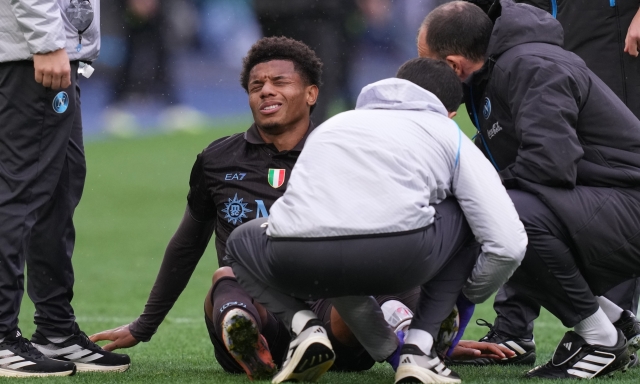 Napoli, Neres non ce la fa: caviglia ancora ko, salta l'Inter. I piani di Conte per sostituirlo