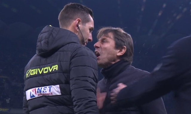 Rigore per l'Inter, e Conte diventa una furia: "Vergognatevi" in faccia al quarto uomo, ed espulsione