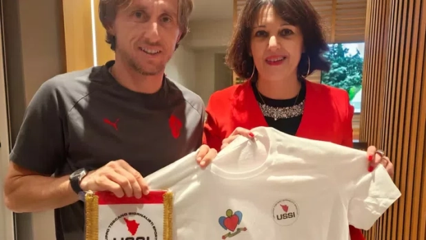 Modric cuore d'oro: riceve il premio "Costruiamo Gentilezza nello Sport"