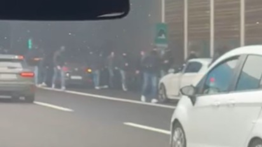 Tensione in autostrada, scontri fra tifosi di Fiorentina e Roma: il VIDEO