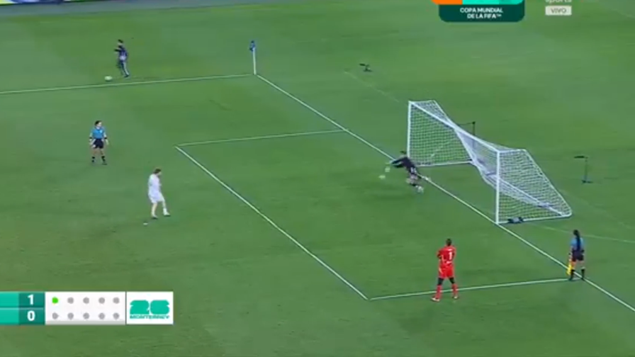 Totti, ma cosa fai? Sbaglia il rigore in amichevole e poi...