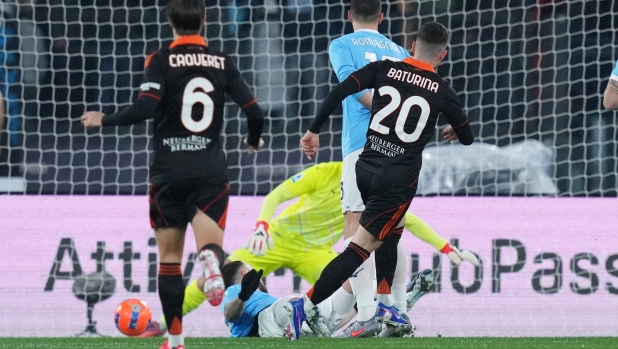 Como: 24 passaggi di fila e gol di Baturina. Lazio sotto senza aver toccato palla...