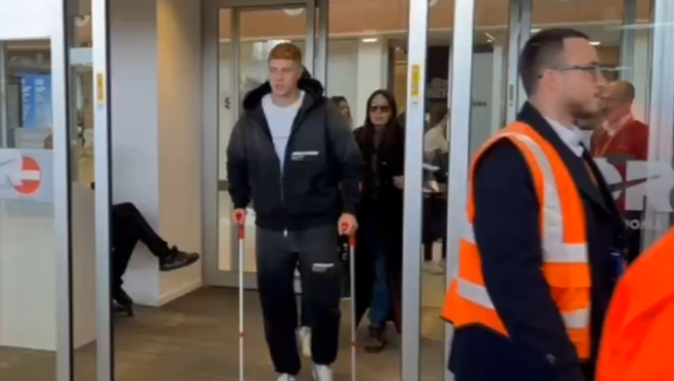 Dovbyk, l'uscita in stampelle da Ciampino dopo l'operazione: "Sto bene"