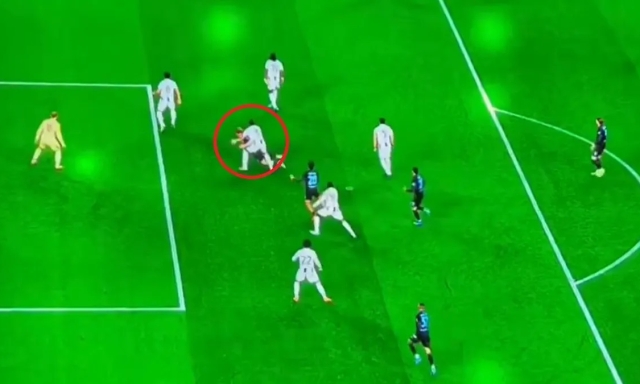 Bremer trattiene Hojlund, Conte chiede invano il rigore. E sui social esplode la polemica