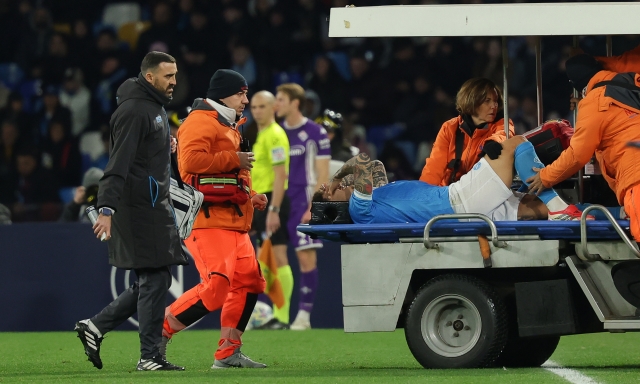 Di Lorenzo, brutto infortunio al ginocchio: esce in lacrime in barella. Si teme un lungo stop