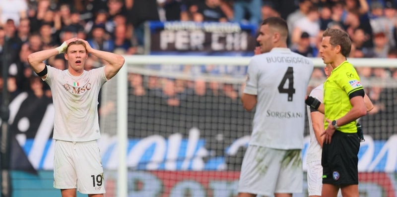 Furia Napoli, il confronto tra Conte e l&rsquo;arbitro Chiffi allo stadio. E De Laurentiis chiama Gravina&hellip;