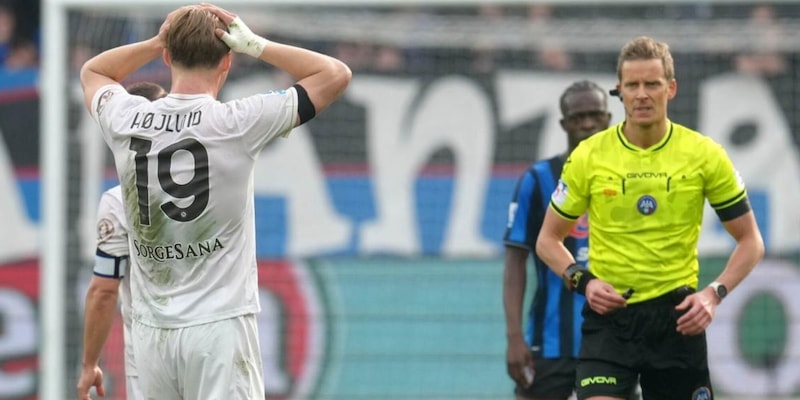 Napoli, l&rsquo;abbaglio colossale di arbitro e Var: vergogna senza fine