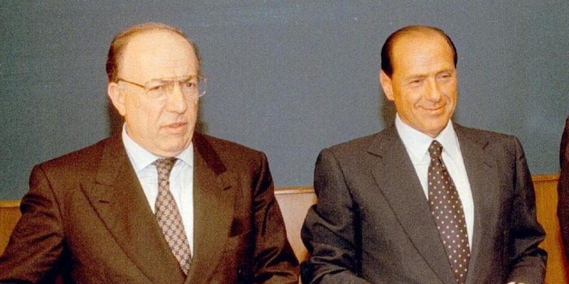 Berlusconi e il Milan, il retroscena di Confalonieri sull&rsquo;acquisto: &ldquo;Firmammo nello studio di un interista&rdquo;