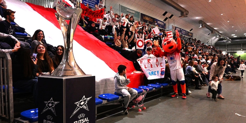 Super accoglienza a Pesaro, baci e abbracci a Falconara: il Trophy Tour per la Champions di futsal parte alla grande
