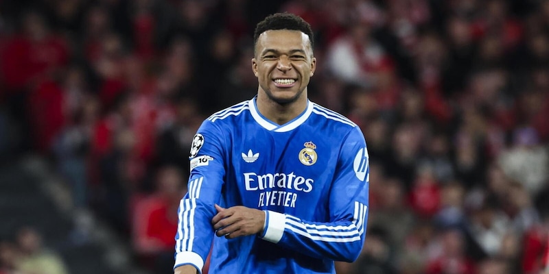 Insulti choc contro Mbapp&eacute;, ex portiere scatena la bufera: "Parla di valori e vive con un travestito"