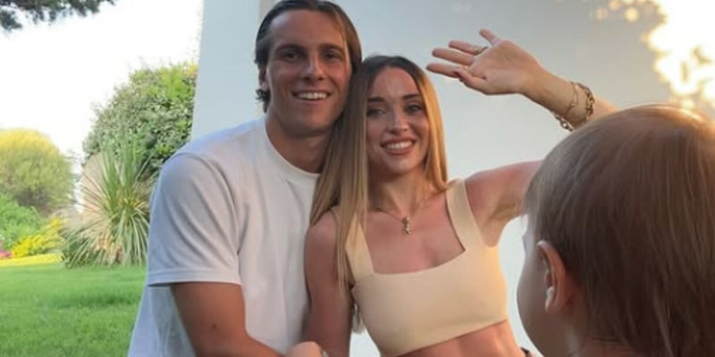 Calcio e sacrifici: "Cinque traslochi in tre anni". La compagna del calciatore non ce la fa pi&ugrave;