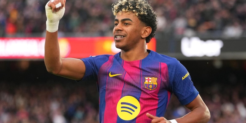 Lamine Yamal onora con una tripletta le 100 in blaugrana di Hansi Flick