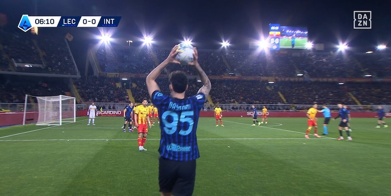 Bastoni sommerso dai fischi durante Lecce-Inter, Chivu lo carica cos&igrave;: "Ale, ascoltami..."