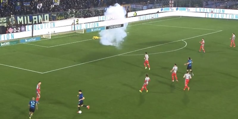 Audero colpito da un petardo dai tifosi Inter: caos e partita interrotta. Cosa &egrave; successo