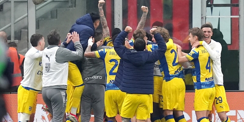 Milan ko, festa Parma: Troilo gol, Piccinini convalida col Var. Fuga Inter, Chivu a +10 su Allegri!