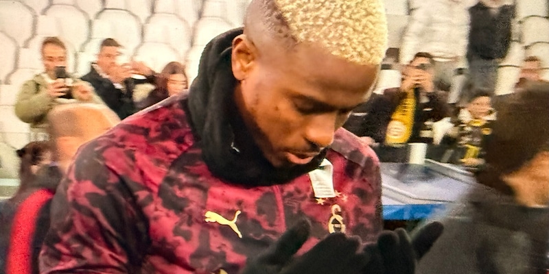 Osimhen e il curioso gesto scaramantico prima di entrare in campo allo Stadium