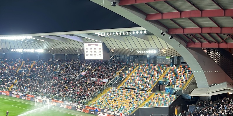 Udinese-Roma, il settore ospiti vuoto e la risposta dei tifosi giallorossi