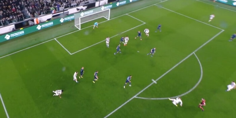 Vergogna VAR in Juve-Lazio: Mazzoleni inventa un'interferenza di Thuram per togliere il gol a Koop